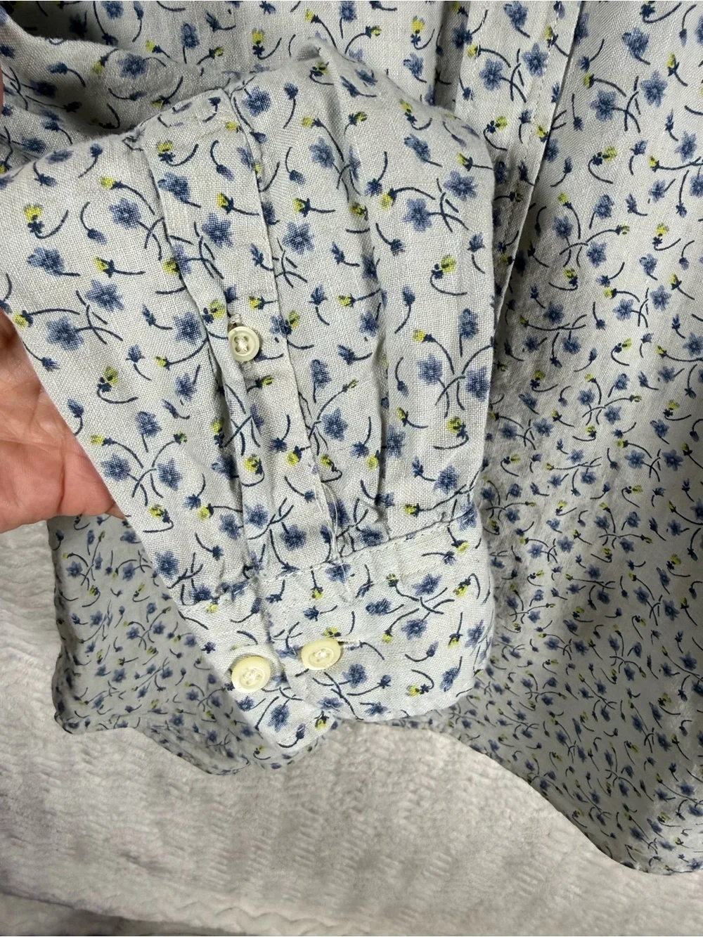 Banana Republic Light Blue Floral Button-Down Shirt 100% Linen. Absolutely love